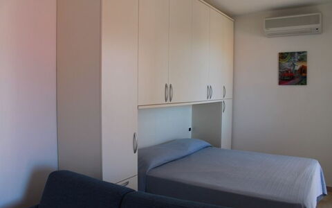 Scarlino Summer Village: Bett, Zimmer, Möbel, Schlafzimmer, Eigentum, Bettdecke, Bettrahmen, Gebäude, Matratze, Fussboden