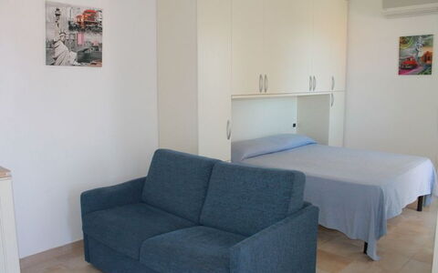 Scarlino Summer Village: Möbel, Zimmer, Eigentum, Fussboden, Couch, Interior Design, Gebäude, Schlafsofa, Wohnzimmer, Komfort