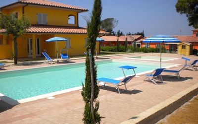 Scarlino Summer Village: Eigentum, Schwimmbad, Resort, Haus, Gebäude, Grundeigentum, Wohnung, Villa, Freizeit, Urlaub
