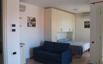 Monolocale con Veranda 112V: Zimmer, Möbel, Eigentum, Interior Design, Fussboden, Gebäude, Wohnzimmer, Haus, Wand, Wohnung