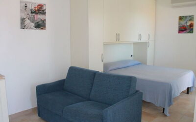 Monolocale con Piccolo Terrazzo 111: Möbel, Zimmer, Eigentum, Fussboden, Couch, Interior Design, Gebäude, Schlafsofa, Wohnzimmer, Komfort