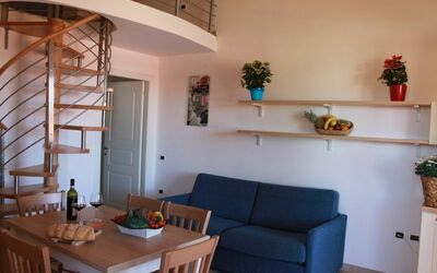 Trilocale Mansardato 332M: Zimmer, Eigentum, Gebäude, Interior Design, Möbel, Wohnzimmer, Haus, Decke, Dachgeschoss, Die Architektur