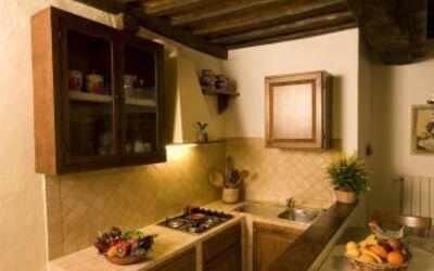 Torrino: Zimmer, Eigentum, Countertop, Gebäude, Interior Design, Möbel, Decke, Haus, Küche, Strahl