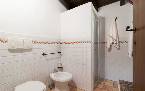 Salento Luxury Retreat: Gebäude, Badezimmer, Armatur, Interior Design, Flooring, Fussboden, Wand, Installation, Holz