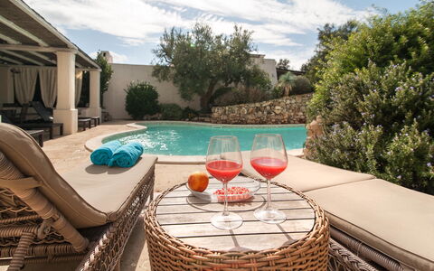Salento Luxury Retreat: Wasser, Wolke, Himmel, Eigentum, Geschirr, Pflanze, Azurblau, Schwimmbad, Gartenmöbel, Stuhl