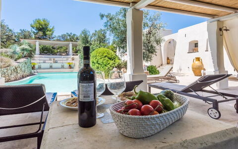 Salento Luxury Retreat: Essen, Tabelle, Eigentum, Pflanze, Geschirr, Himmel, Flasche, Countertop, Obst, Schatten