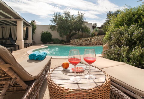 Salento Luxury Retreat: Wasser, Wolke, Himmel, Eigentum, Geschirr, Pflanze, Azurblau, Schwimmbad, Gartenmöbel, Stuhl
