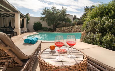 Salento Luxury Retreat: Wasser, Wolke, Himmel, Eigentum, Geschirr, Pflanze, Azurblau, Schwimmbad, Gartenmöbel, Stuhl