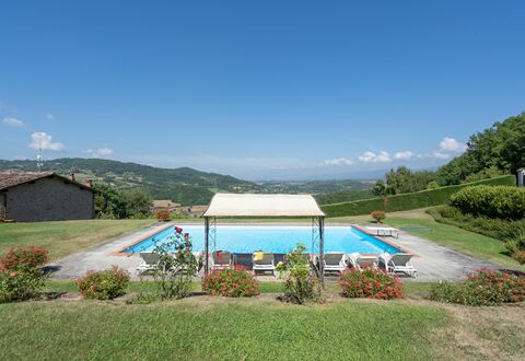 Villa La Terrazza: Natürliche Landschaft, Schwimmbad, Eigentum, Wasservorräte, Himmel, Haus, Bergstation, Gras, Urlaub, Grundstueck
