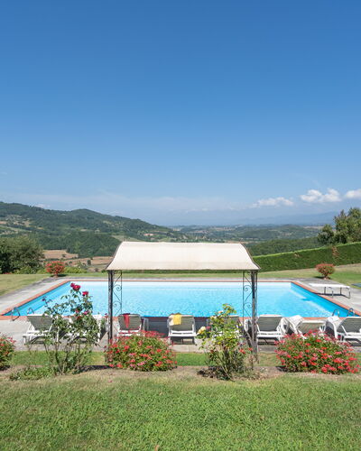 Villa La Terrazza: Natürliche Landschaft, Schwimmbad, Eigentum, Wasservorräte, Himmel, Haus, Bergstation, Gras, Urlaub, Grundstueck