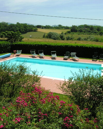 Villa i Cedri: Schwimmbad, Eigentum, Freizeit, Urlaub, Resort, Sommer, Himmel, Grundeigentum, Haus, Gras