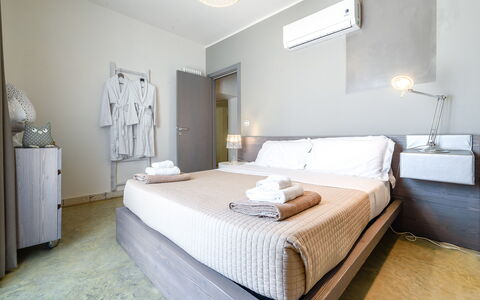 Trulli Itaka: Schlafzimmer, Bett, Möbel, Zimmer, Eigentum, Matratze, Bettdecke, Bettrahmen, Interior Design, Fussboden