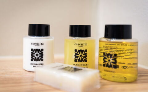 Trulli Itaka: Produkt, Schönheit, Gelb, Wasser, Materialeigenschaft, Flasche