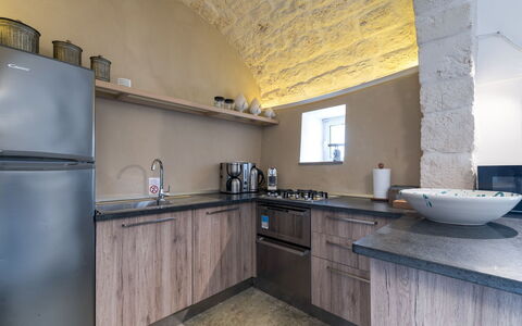 Trulli Itaka: Eigentum, Zimmer, Countertop, Küche, Gebäude, Interior Design, Möbel, Gelb, Fussboden, Cabinetry
