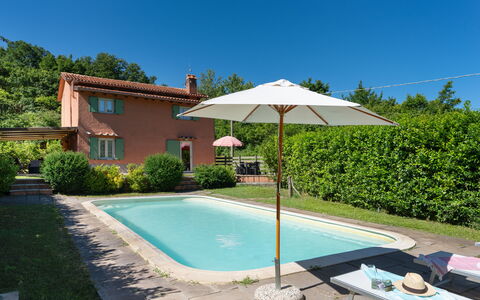 Villa Il Nido: Wasser, Pflanze, Himmel, Eigentum, Gebäude, Azurblau, Schatten, Schwimmbad, Baum, Grundstueck