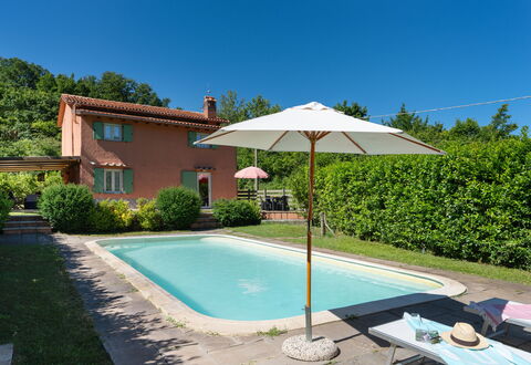 Villa Il Nido: Wasser, Pflanze, Himmel, Eigentum, Gebäude, Azurblau, Schatten, Schwimmbad, Baum, Grundstueck