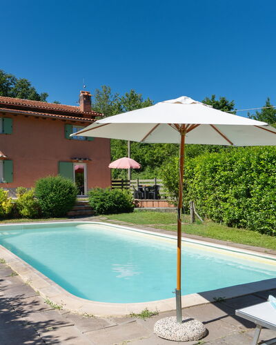 Villa Il Nido: Wasser, Pflanze, Himmel, Eigentum, Gebäude, Azurblau, Schatten, Schwimmbad, Baum, Grundstueck