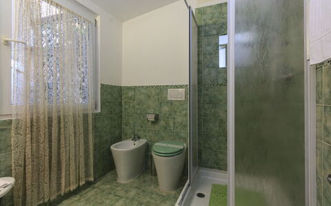 Diamonds & Rust: Badezimmer, Grün, Eigentum, Zimmer, Die Architektur, Grundeigentum, Interior Design, Fliese, Wohngebiet, Haus