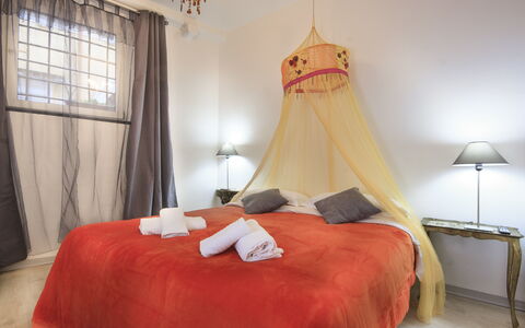 Diamonds & Rust: Schlafzimmer, Bett, Zimmer, Möbel, Eigentum, Bettrahmen, Bettdecke, Interior Design, Suite, Bedding