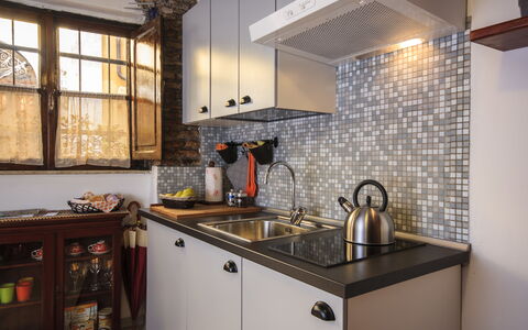 Diamonds & Rust: Countertop, Zimmer, Eigentum, Cabinetry, Küche, Fliese, Möbel, Interior Design, Gebäude, Decke