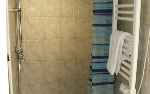 Studio Moremi': Eigentum, Badezimmer, Armatur, Dusche, Duschkopf, Gebäude, Interior Design, Fussboden