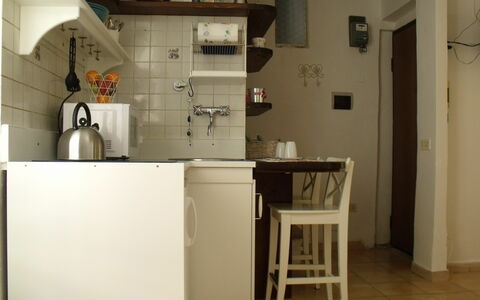 Studio Moremi': Gebäude, Cabinetry, Interior Design, Fussboden, Flooring, Küchengerät, Küche, Holz, Gas, Tabelle