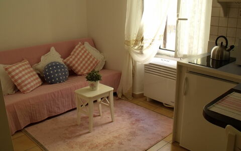 Studio Moremi': Tabelle, Möbel, Eigentum, Couch, Fenster, Pflanze, Gebäude, Zimmerpflanze, Holz, Komfort