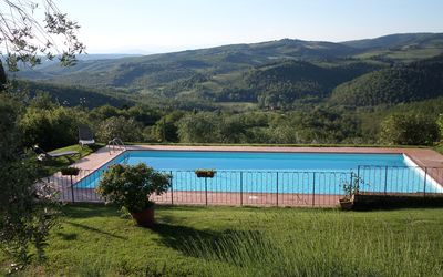 Sicelle: Schwimmbad, Eigentum, Haus, Wildnis, Himmel, Gras, Baum, Berg, Zuhause, Die Architektur