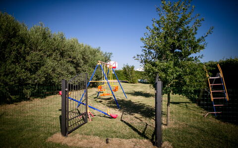 Case Sant'anna 14: Natur, Baum, Öffentlicher Raum, Himmel, Spielplatz, Gehölz, Gras, Pflanze, Erholung, Spielmittel
