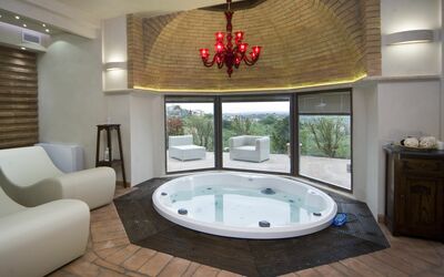Poggio Di Montedoro: Badewanne, Zimmer, Eigentum, Interior Design, Badezimmer, Jacuzzi, Gebäude, Haus, Zuhause, Schwimmbad