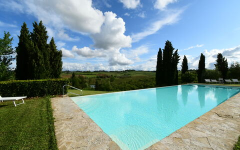 Rocche Di Valiano: Wasser, Wolke, Himmel, Pflanze, Eigentum, Azurblau, Schwimmbad, Baum, Grundstueck, Schatten