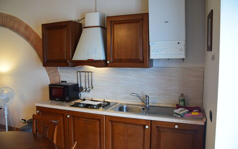 Rocche Di Valiano: Cabinetry, Countertop, Zimmer, Möbel, Küche, Eigentum, Haus, Gebäude, Sinken, Interior Design