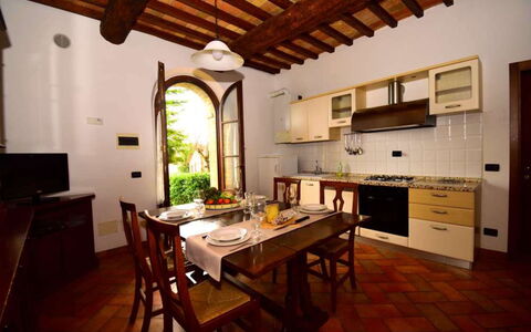 Rocche Di Valiano: Interior Design, Möbel, Flooring, Esszimmer, Zimmer, Tabelle, Küche & Esszimmer Tisch, Decke, Tür, Stuhl