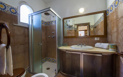 Villa Deli, In Positano, Sea View, Ac: Zapfhahn, Armatur, Sinken, Eigentum, Spiegel, Bad Sink, Blau, Badezimmer, Lila