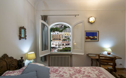 Villa Deli, In Positano, Sea View, Ac: Eigentum, Möbel, Pflanze, Fenster, Tabelle, Komfort, Holz, Beleuchtung, Schatten, Interior Design