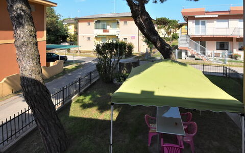 Rosolina Mare 500: Eigentum, Tabelle, Baum, Schatten, Gras, Grundeigentum, Möbel, Pflanze, Freizeit, Haus