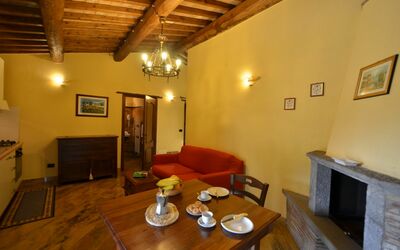 Il Mandorlo: Zimmer, Eigentum, Gebäude, Interior Design, Haus, Möbel, Fussboden, Tabelle, Wohnzimmer, Decke