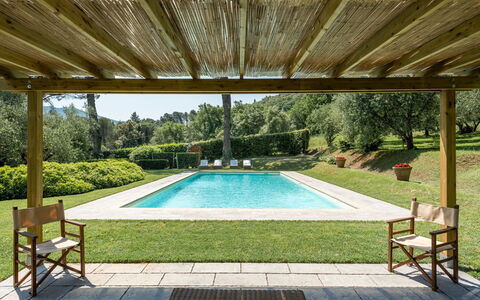 Villa de Ranieri: Pflanze, Eigentum, Wasser, Schwimmbad, Natur, Azurblau, Schatten, Rechteck, Freizeit, Gartenmöbel