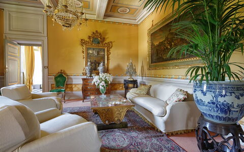 Villa de Ranieri: Wohnzimmer, Zimmer, Interior Design, Eigentum, Möbel, Gebäude, Wand, Grundeigentum, Decke, Zuhause