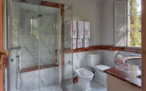 Villa de Ranieri: Badezimmer, Zimmer, Eigentum, Fussboden, Haus, Fliese, Armatur, Interior Design, Die Architektur, Gebäude