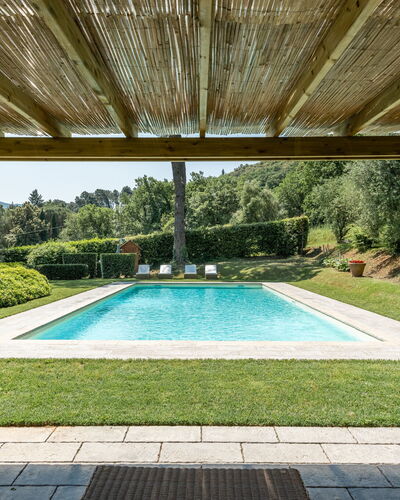 Villa de Ranieri: Pflanze, Eigentum, Wasser, Schwimmbad, Natur, Azurblau, Schatten, Rechteck, Freizeit, Gartenmöbel
