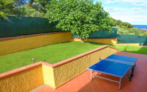 Villa Il Poggiolo Apartments - Diano Marina: Gras, Eigentum, Tabelle, Möbel, Baum, Grundeigentum, Pflanze, Zimmer, Landschaft, Freizeit