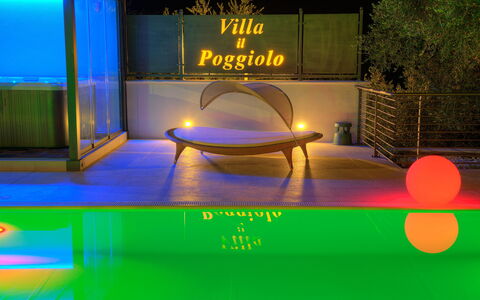 Villa Il Poggiolo Apartments - Diano Marina: Licht, Beleuchtung, Majorelle Blue, Nacht, Himmel, Freizeit, Tabelle, Möbel