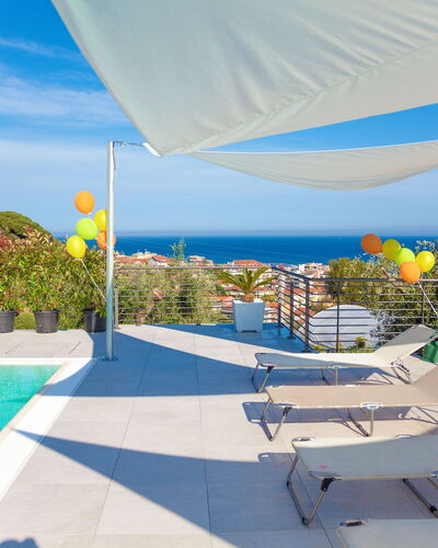 Villa Il Poggiolo Apartments - Diano Marina: Eigentum, Himmel, Urlaub, Grundeigentum, Haus, Die Architektur, Gebäude, Schwimmbad, Design, Schatten