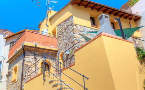 House of Stone - Deglio Faraldi: Blau, Eigentum, Haus, Die Architektur, Gebäude, Nachbarschaft, Gelb, Wand, Grundeigentum, Wohngebiet