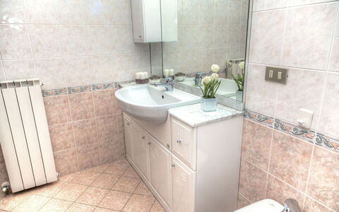 Casa Ilaria - Diano Marina: Badezimmer, Eigentum, Fliese, Zimmer, Fussboden, Wand, Interior Design, Grundeigentum, Zapfhahn, Die Architektur