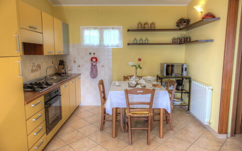 Casa Ilaria - Diano Marina: Eigentum, Zimmer, Küche, Möbel, Gebäude, Gelb, Haus, Grundeigentum, Interior Design, Cabinetry