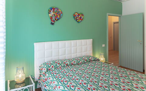 Casa Mary - Levanto: Interior Design, Möbel, Schlafzimmer, Bett, Bettdecke, Fussboden, Bedding, Flooring, Zimmer, Textil