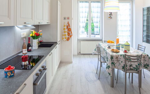 Casa Mary - Levanto: Möbel, Küche, Interior Design, Countertop, Flooring, Holz, Küchengerät, Fussboden, Zuhause, Tabelle