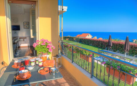 Villa Il Poggiolo - Diano Marina: Eigentum, Balkon, Grundeigentum, Gebäude, Majorelle Blue, Zimmer, Veranda, Haus, Die Architektur, Wohngebiet